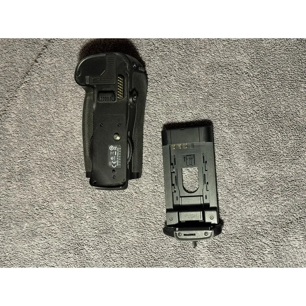 Genuine Nikon MB-D10 multi-Power Battery Pack Battery Grip For D700/D300/D300s
